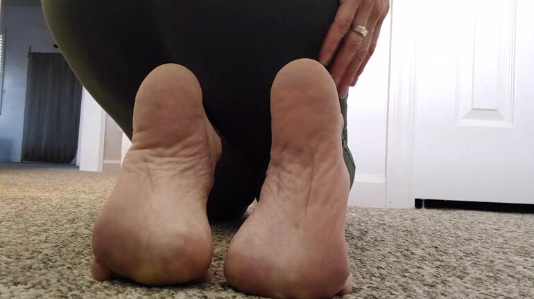 Morina Morina Bares Her Soles