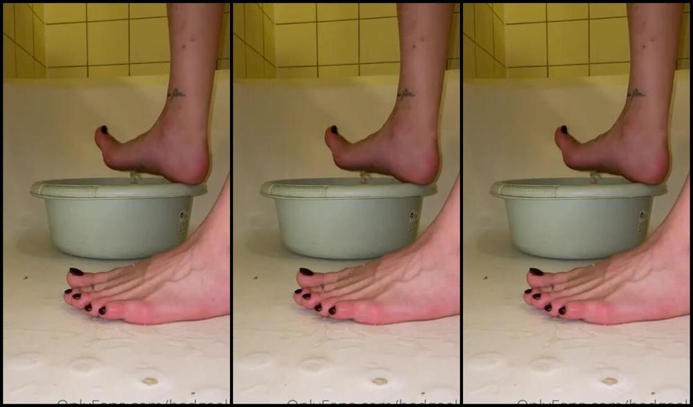 Goddessgaelle Nicknamed Badgaelle Onlyfans C Est Trop Beau Les Pieds Dans L Eau