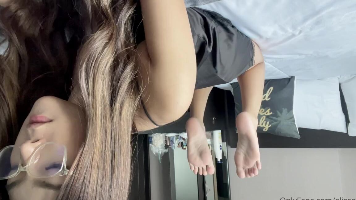 Alissafootsd Nicknamed Alissafootsd Onlyfans Trying To Ignore You But I Know You Are Looking At My Feet While I Was Swiping Ig Sorry It Upsid