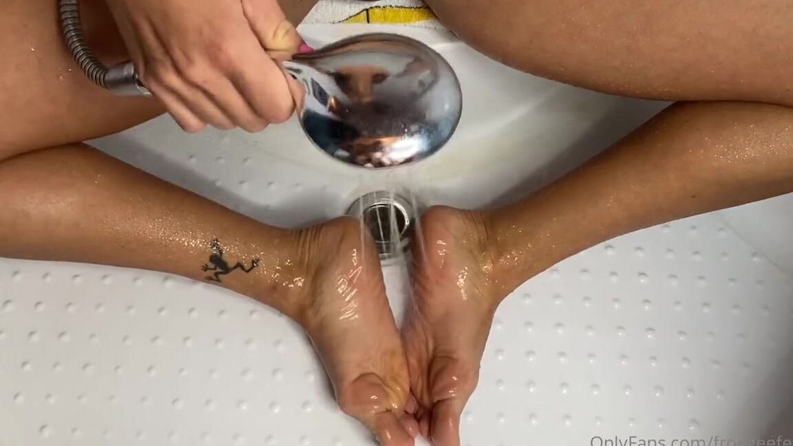 Froggeevip Onlyfans Tickling Myself With Shower Head Oh God That Was Funny