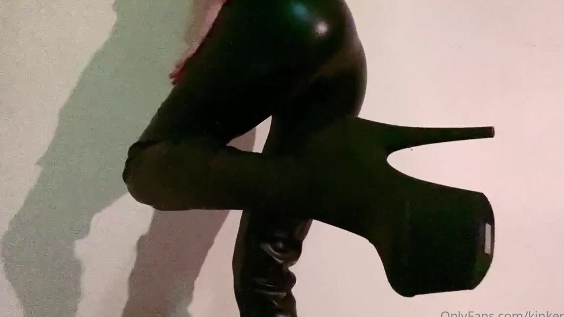 Goddess Kinkerbell Aka Kinkerbellx Onlyfans These Leather Leggings From J Has Made So Many Boys Ache Amp Drip So Here S