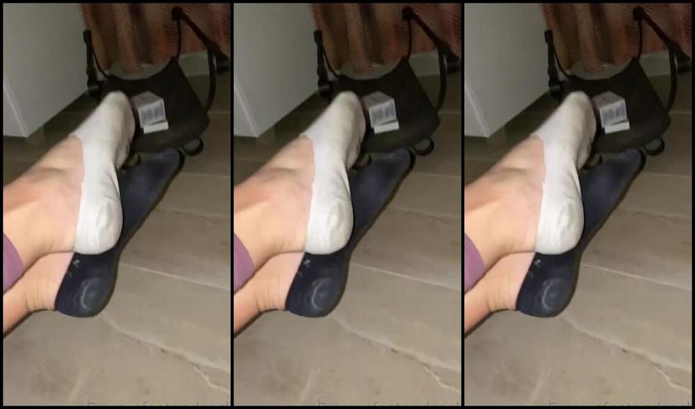 Emmysfeetandsocks Aka Emmyfeetandsocks Onlyfans Just A Little Update Today And Yesterday Were Really Stressful As You Can See Now They Need 2P