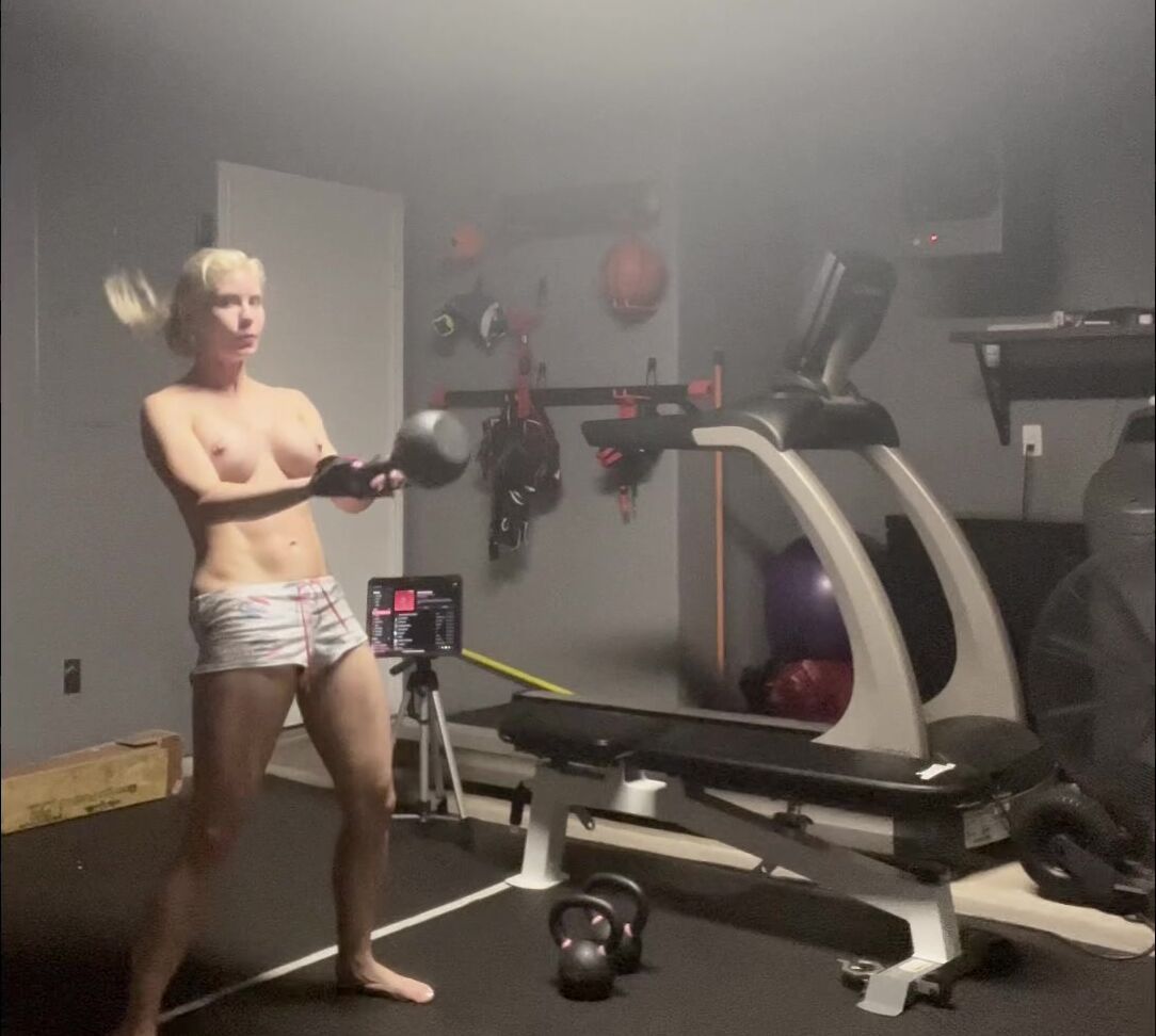 cassiebenderfit-28-09-2021-2232788565-some-snips-of-this-mornings-quick-sesh-before-a-day-of-pretty-girl-apts-