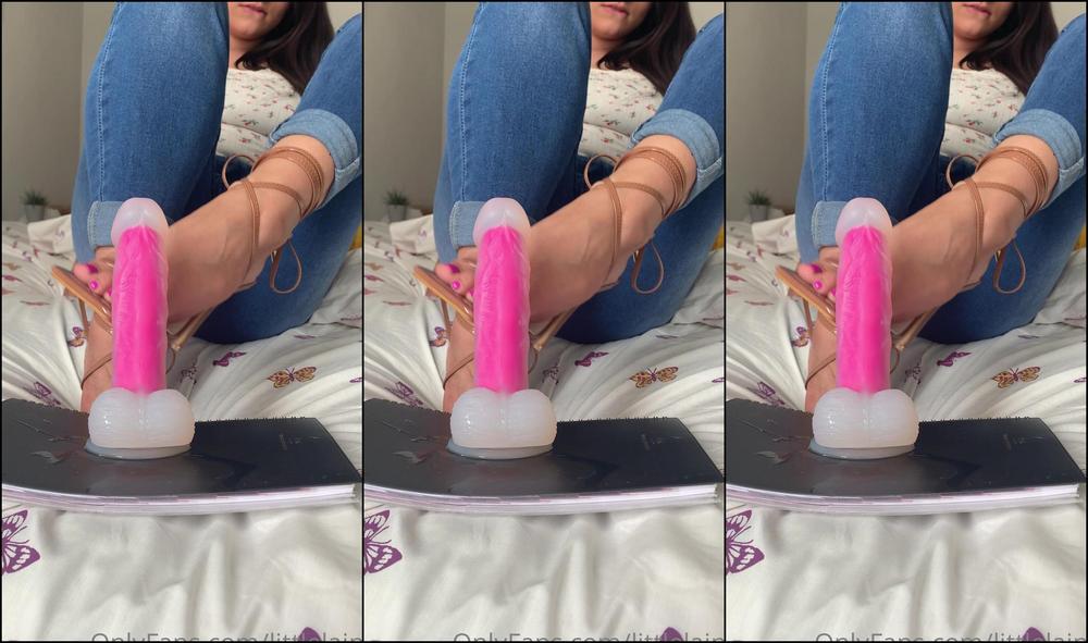 littlelaine-21-05-2021-2115594136-sexy-brunette-takes-off-her-heels-teases-you-with-her-tiny-feet-who-s-excited-abou