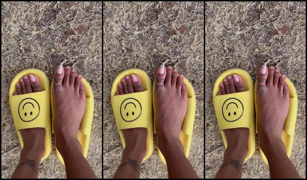 Zafeetllc Onlyfans Wiggling My Sexy Bare Long Toes In The Grass