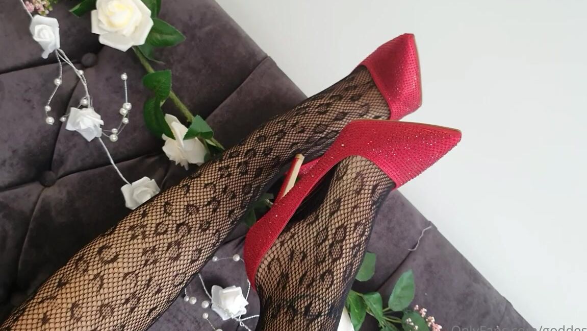 Miss Evie Lock Nicknamed Missevielock Onlyfans Your Cocks Throbbing For My Red Sparkly Heels Isnt It Bitch