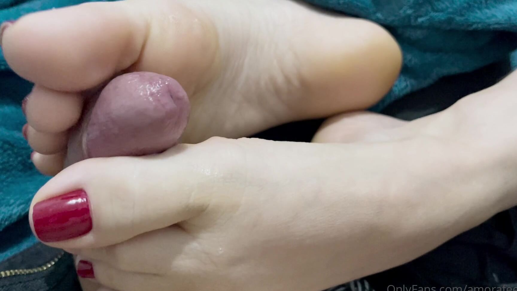 Amorafeet Ofc A Beautiful Footjob Red Toes In The Final An Unexpected Cumshot Mjaime