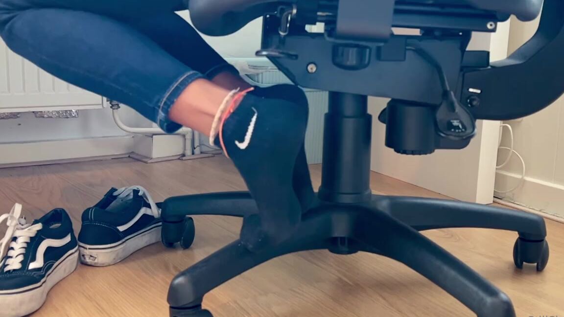Stillsinning Nicknamed Stillsinning Onlyfans Watch My Dirty Nike Socks While I Work Tell Me Would You Like To See More Of These Types