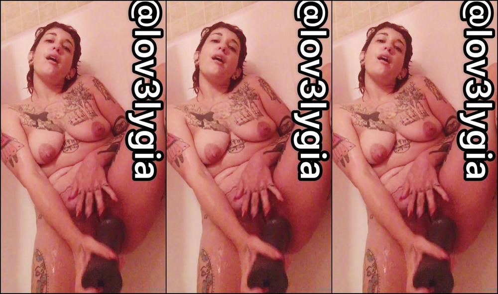 Lovelygia I Love Stretching My Pussy Out To Its Limits