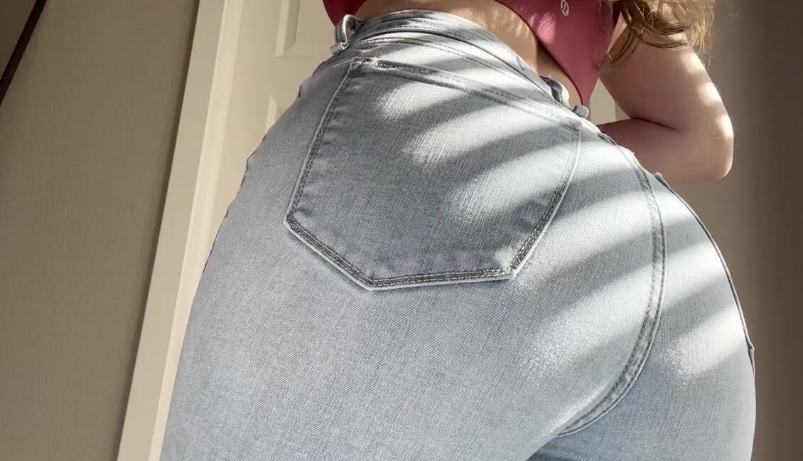 Princess Alex Nicknamed Findomalexx 05 01 2022 Onlyfans Video Do You Like My Jeans Get On Your Knees Loser