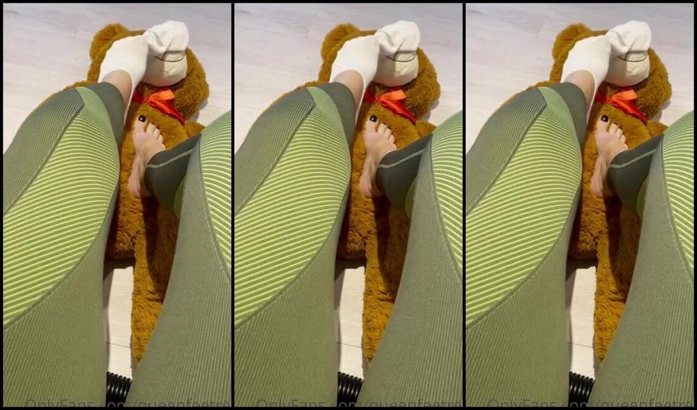 Queenfeetred Nicknamed Queenfeetred Onlyfans Look On Teedybear He Is Soooo Happy