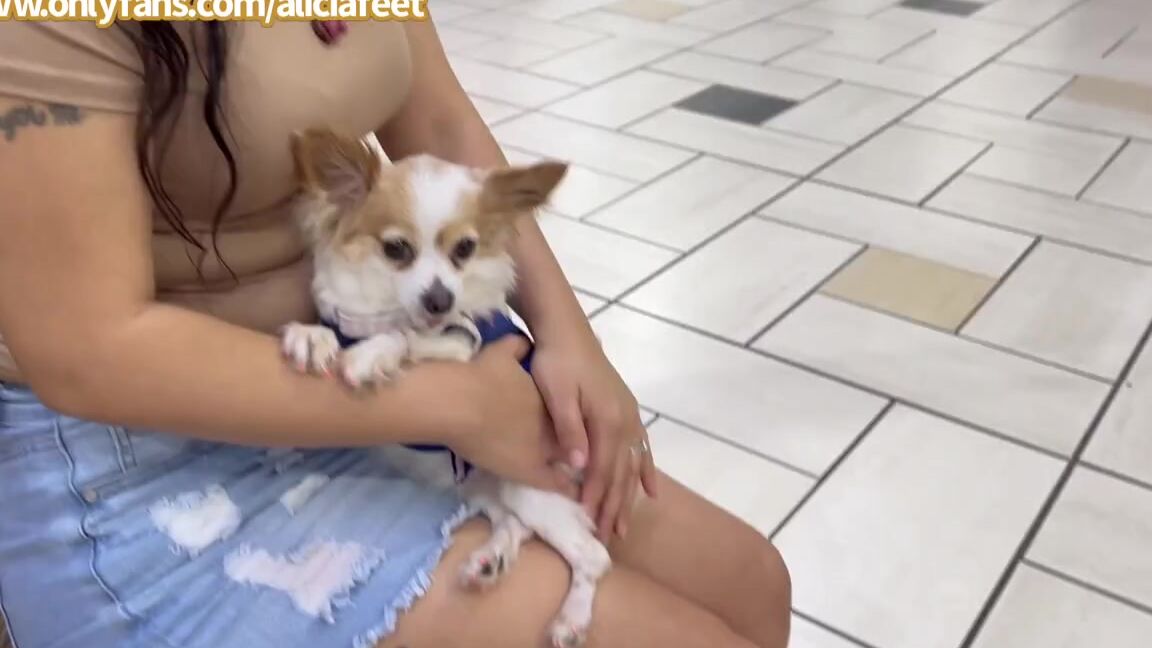 Alicia Feet Onlyfans Mall Chic Showing Off Her Scandalsp