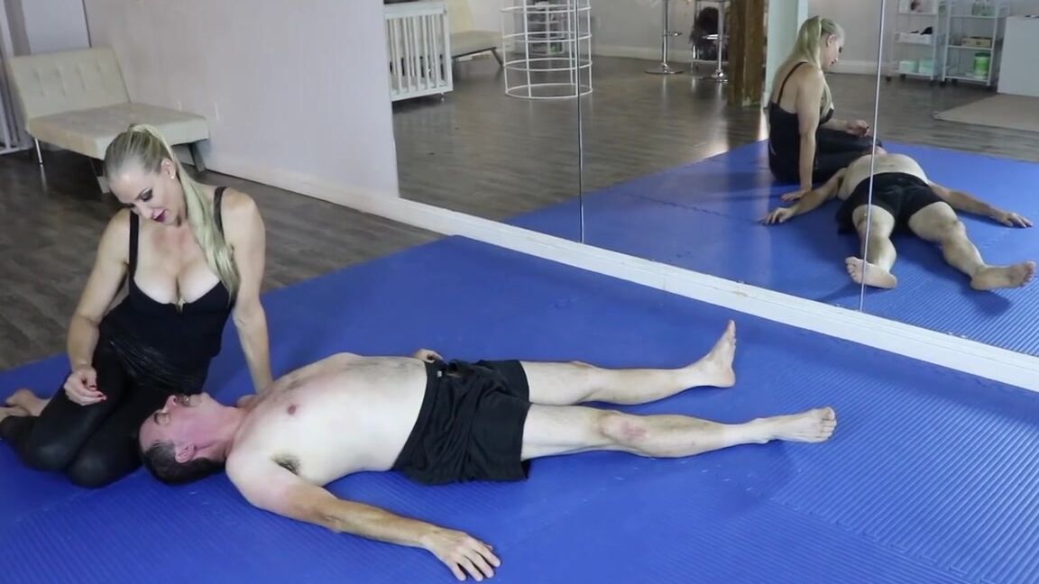 goddess severa 6 foot 5 domina weak squeeze toy scissors in leggings 2018 Clips4Sale