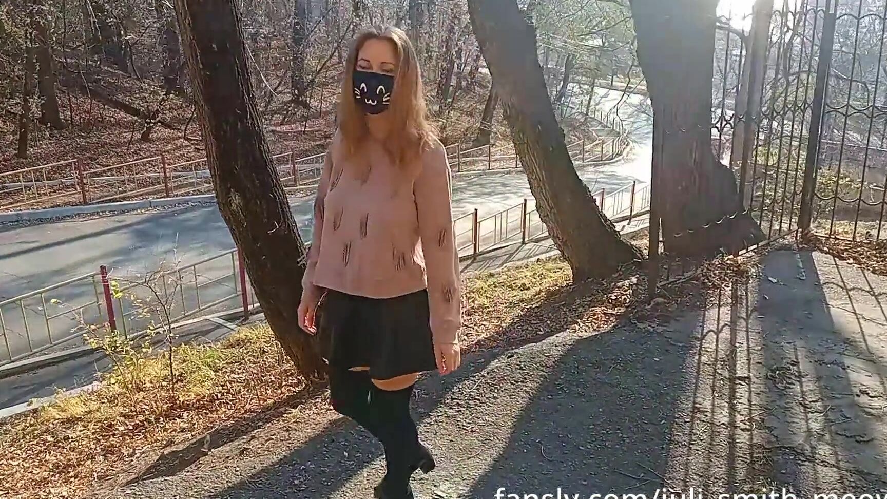 Juli Smith Meow Сексуальная тинка светит обнаженной попкой под короткой юбкой рядом с оживленной дорогой Pornhub