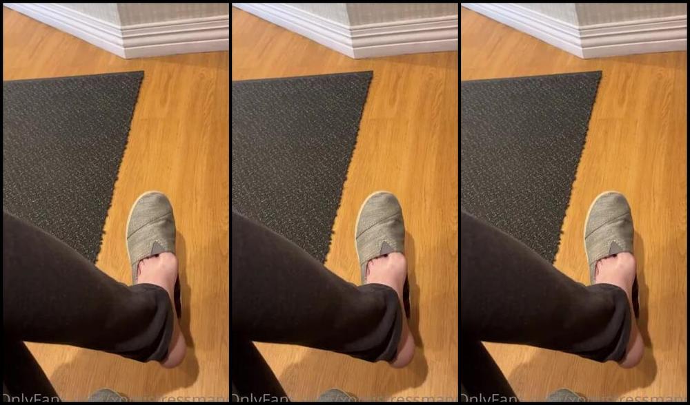 Xomistressmandi Onlyfans Sitting In The Drs Office Waiting Room Dangling The Shoes Off My Feet I Bet If You Were In That