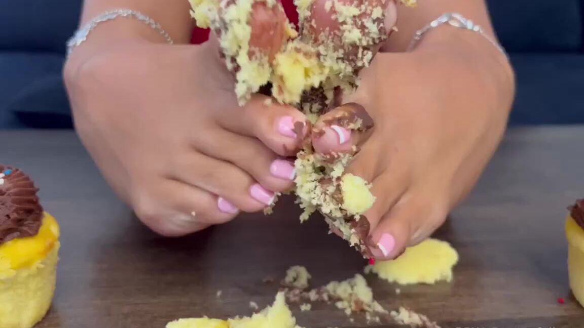 Sarah Bbw Fantasy Toes Aka Comefollowsarah Onlyfans Who Doesn T Love A Good Cupcake Smash Video