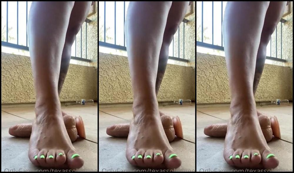 Texas Sole Queen Nicknamed Texassolequeen Onlyfans 8 Min Dirty Sole Dildo Smashing Video While I M Sweeping My Balcony