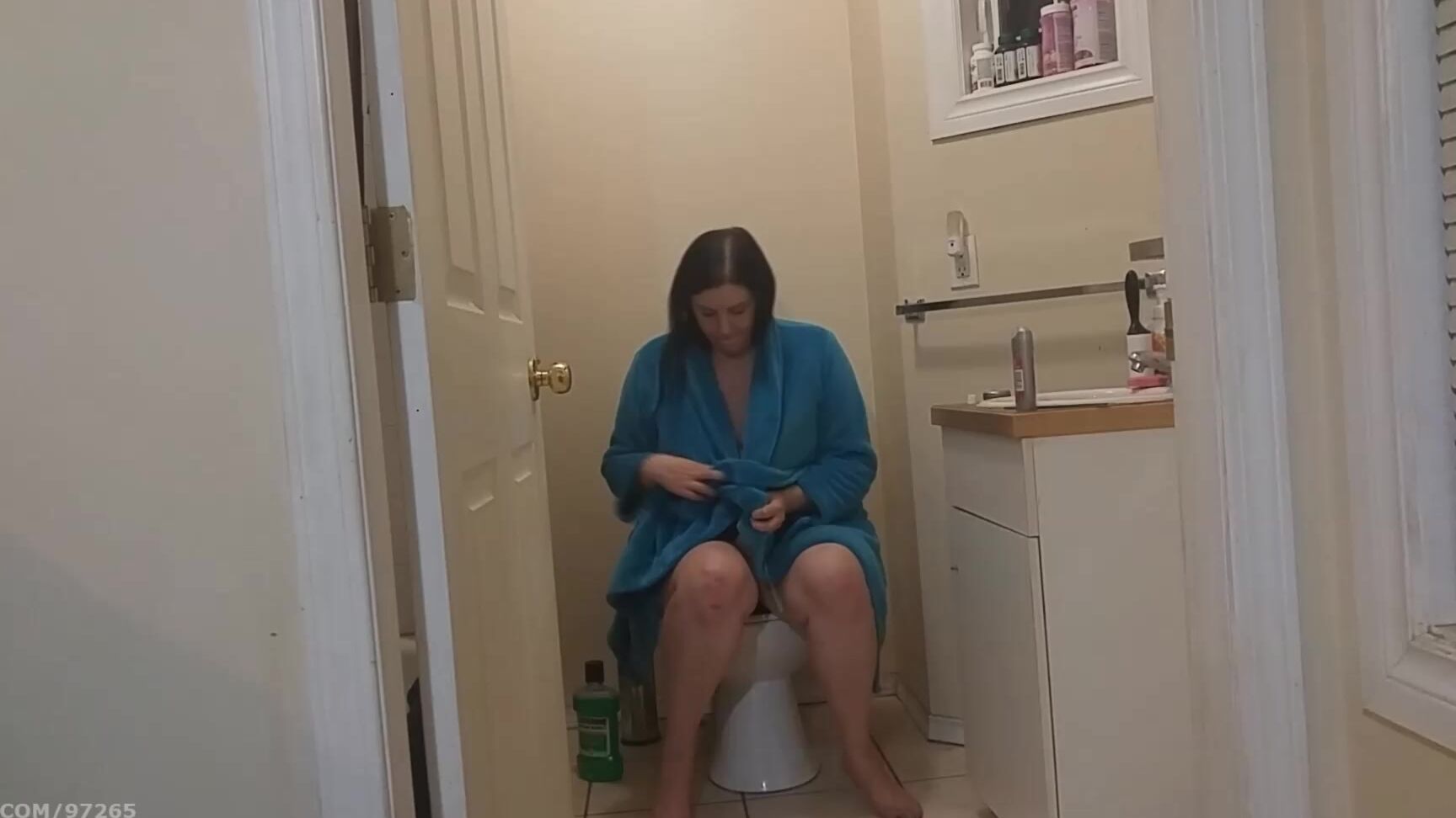 Booty U Housecoat Lady Takes A Dump