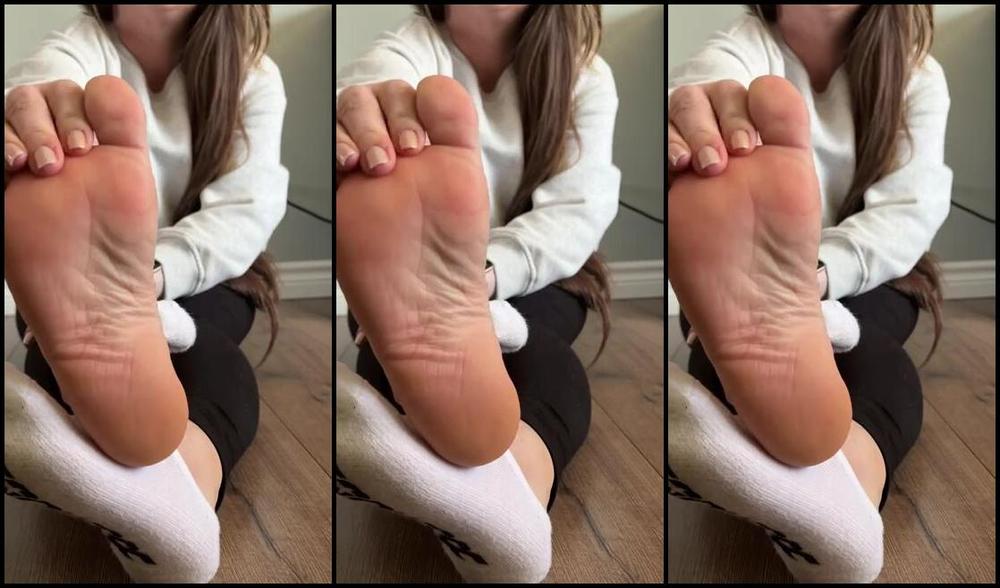 Caroline Aka Feetsiecakes Onlyfans Silent Sock Removal No Need To Talk