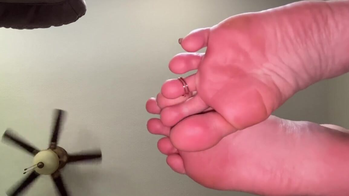 Ivy S Feet Nicknamed Footivy Foot Fetish 07 28 2022 Onlyfans Video Playing With My Toe Rings In Your Face
