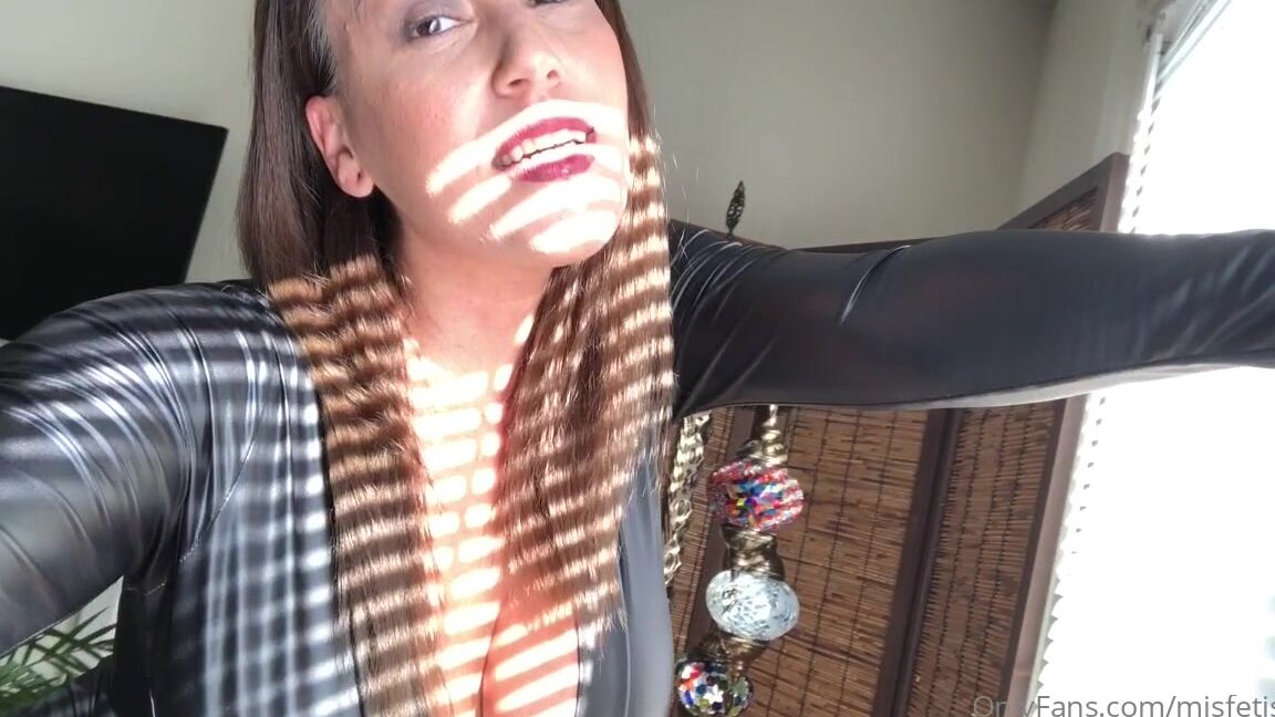 mjsfetishes-28-04-2020-265343139-you-wish-you-were-man-enough-to-be-my-boyfriend.-all-you-re-good-for-is-to-clean-worsh