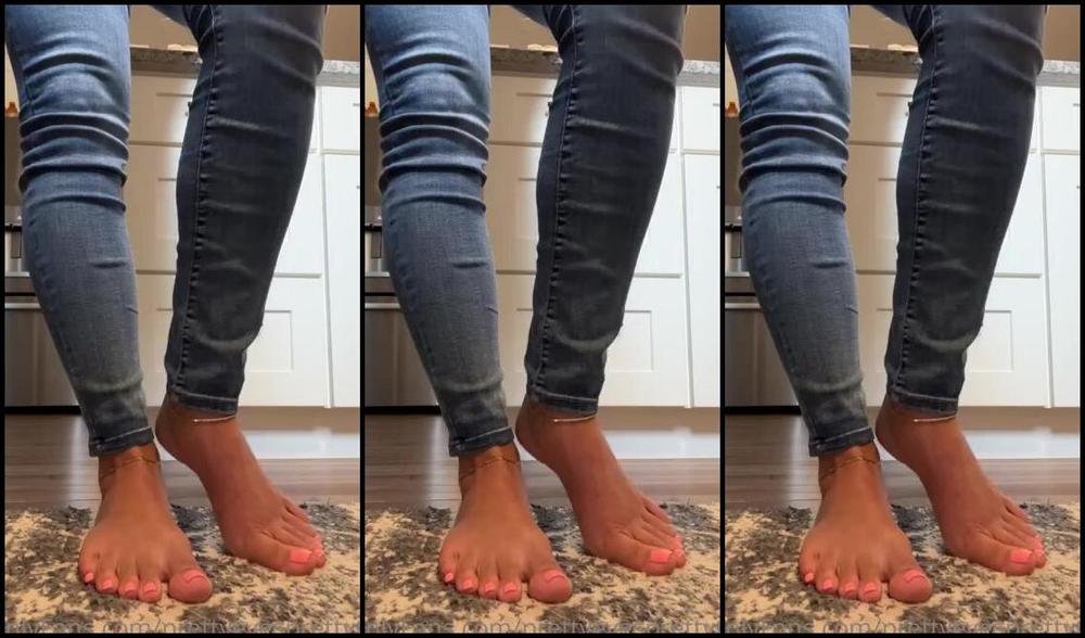 Prettyeyesprettytoes Nicknamed Prettyeyesprettytoes Onlyfans I Wish I Had A Foot Slave To Clean These Feet Off For