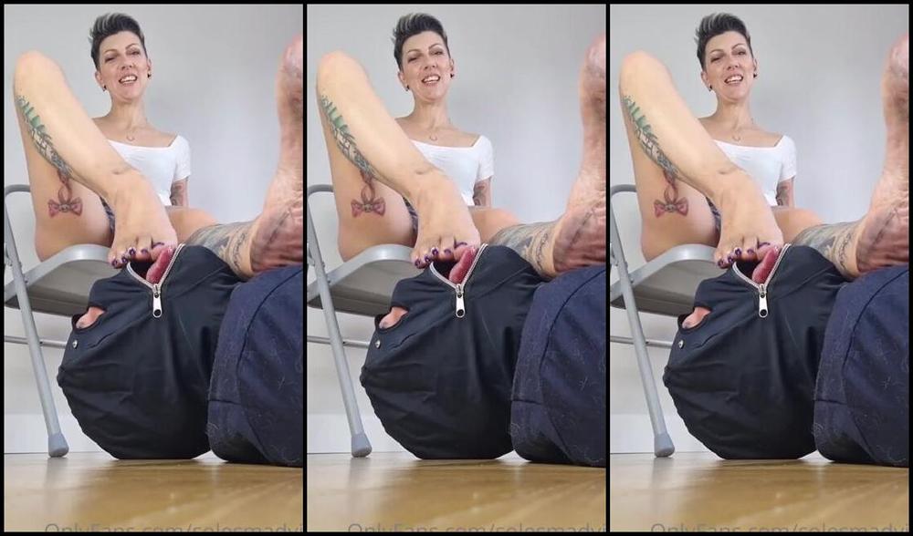 Solesmad Fetish Queen Aka Solesmadvip Onlyfans My Sub Has To Clean My Feet But They Are So Dirty I Am Very Hard With Him Do You Think