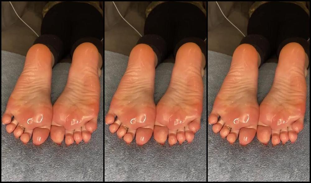 Nikkisoless Onlyfans Get Lost In My Wrinkled Soles As You Keep Stroking Mommy Wants A Nice Warm Load Sprayed Across Her