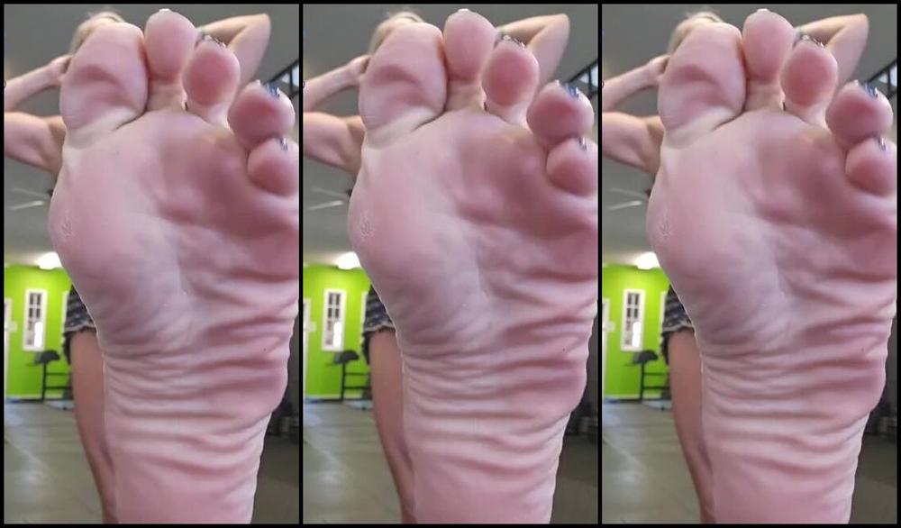 Flirtygirl370Z Nicknamed Flirtygirl370Z Onlyfans All Wound Up In The Gym And Noone Around