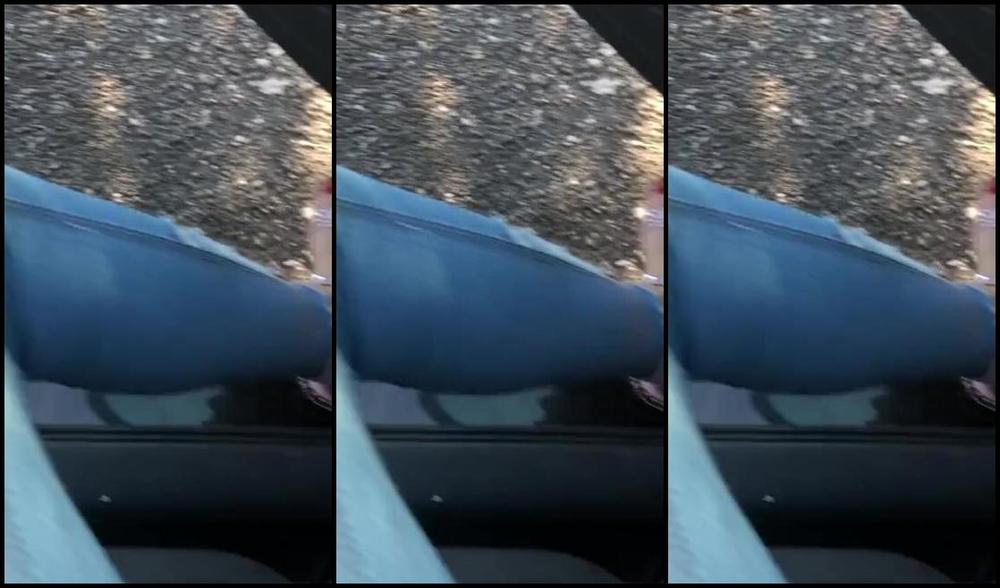 Goddessgaelle Nicknamed Badgaelle Onlyfans Petit Dangling En Sandales Dehors