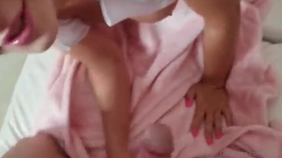 kloutkiki-09-06-2020-397207042-nurse-kiki-takes-care-of-her-patient-by-resolving-an-uncomfortable-problem