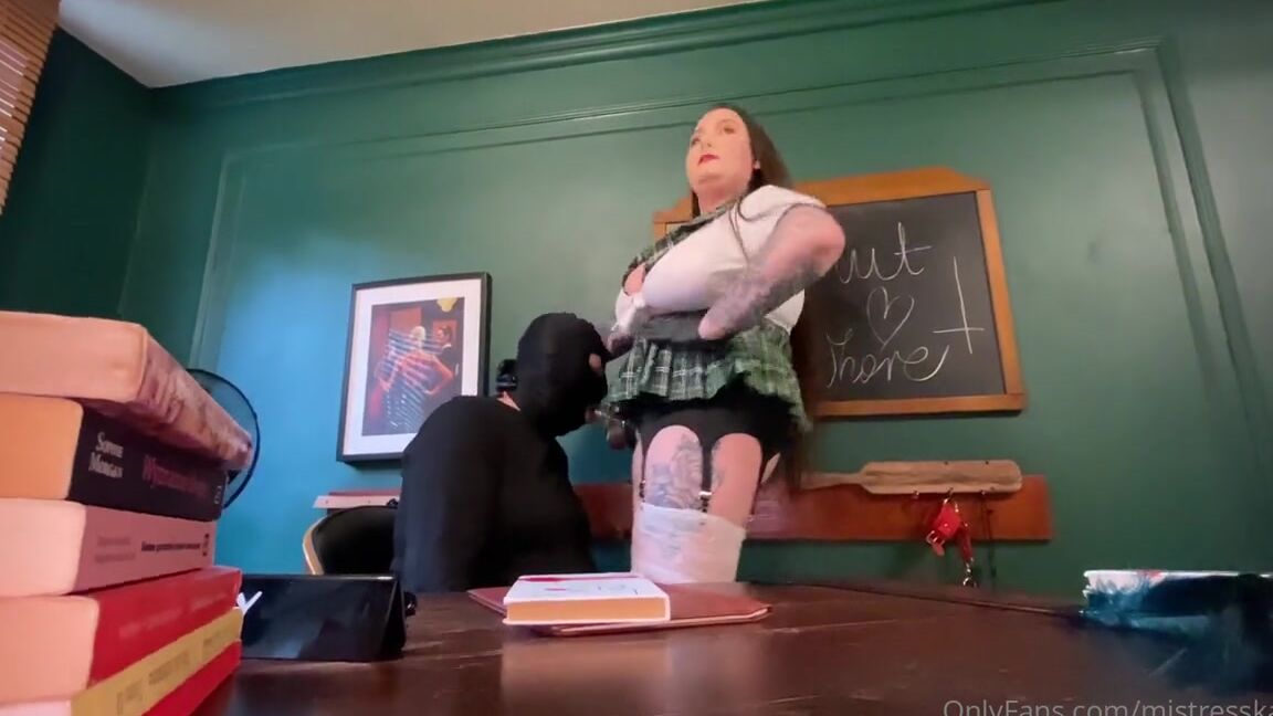 Mistresskarino Onlyfans This Loser Sitting On My Place He Made Me Mad Because Im A Star In This