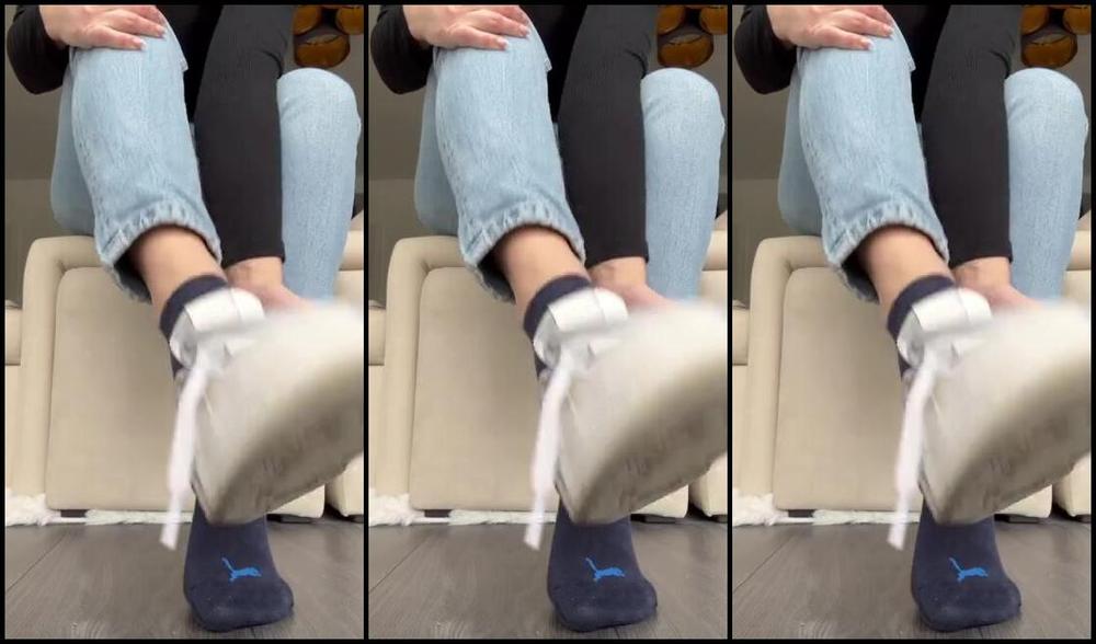 Sarina Jones Nicknamed Sarinajones 06 18 2024 Onlyfans Video Im Taking Off My White Puma Sneaker To Present You My Dark Blue Dirty Puma