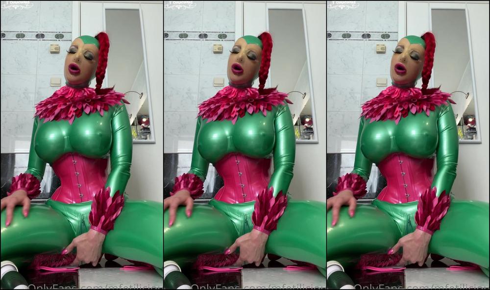 Mfetilicious Masturbating Myself While My Guests Are Relaxing In The Jacuzzi You Can Hear Them In The