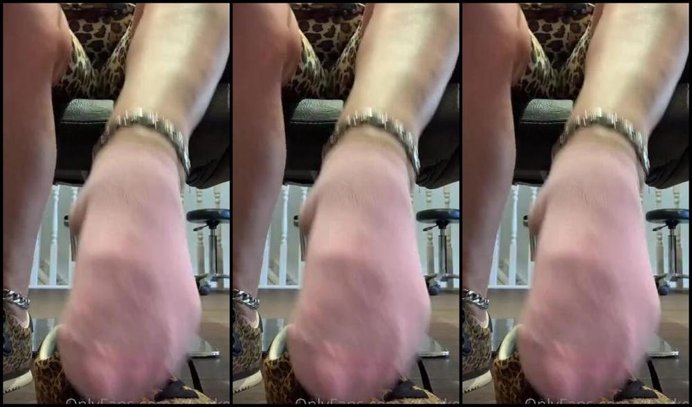 Killersexyfeets Nicknamed Killerkell Onlyfans Sweaty Walk Into Work Today In 24 Degrees Bet You D Love A Chew On My Socks And A Lick Of My Sole