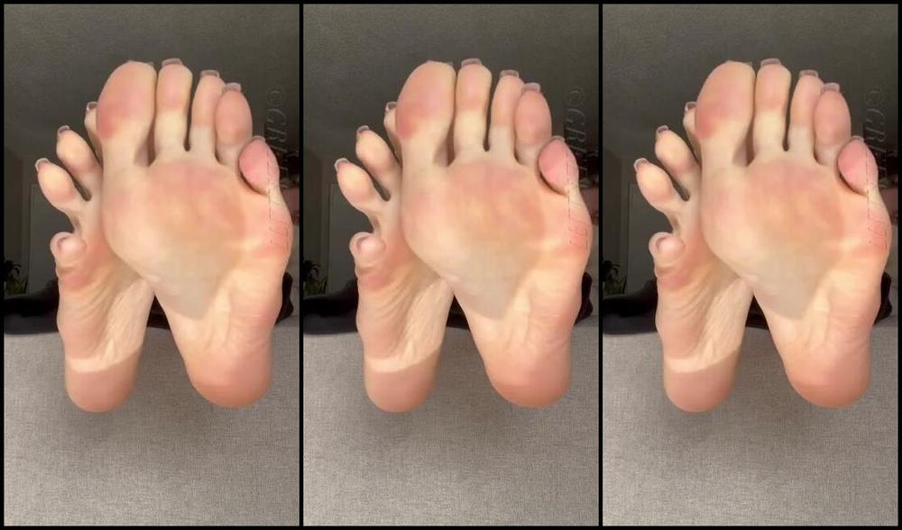 Greek Goddess Li Aka Greekli77 Onlyfans Sock Removal Using The Natural Lighting From The Fl Sun