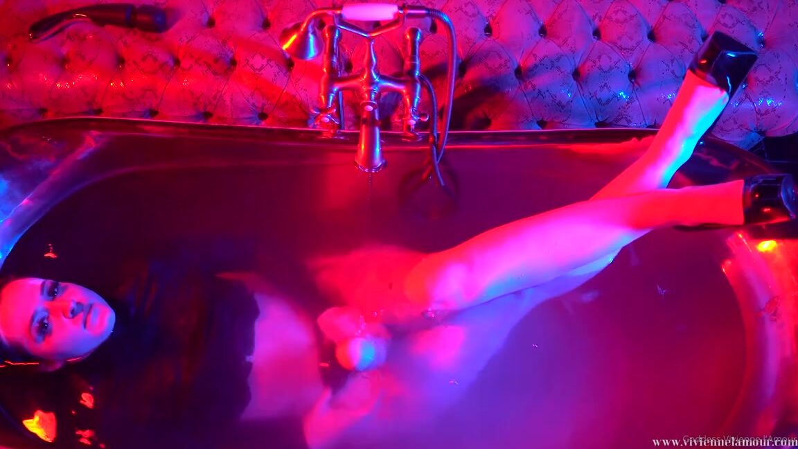 Vivienne L Amour Aka Vlproductionsuk Onlyfans Wet And Wild Rubber And Strap On Fetish Part 1 Aky