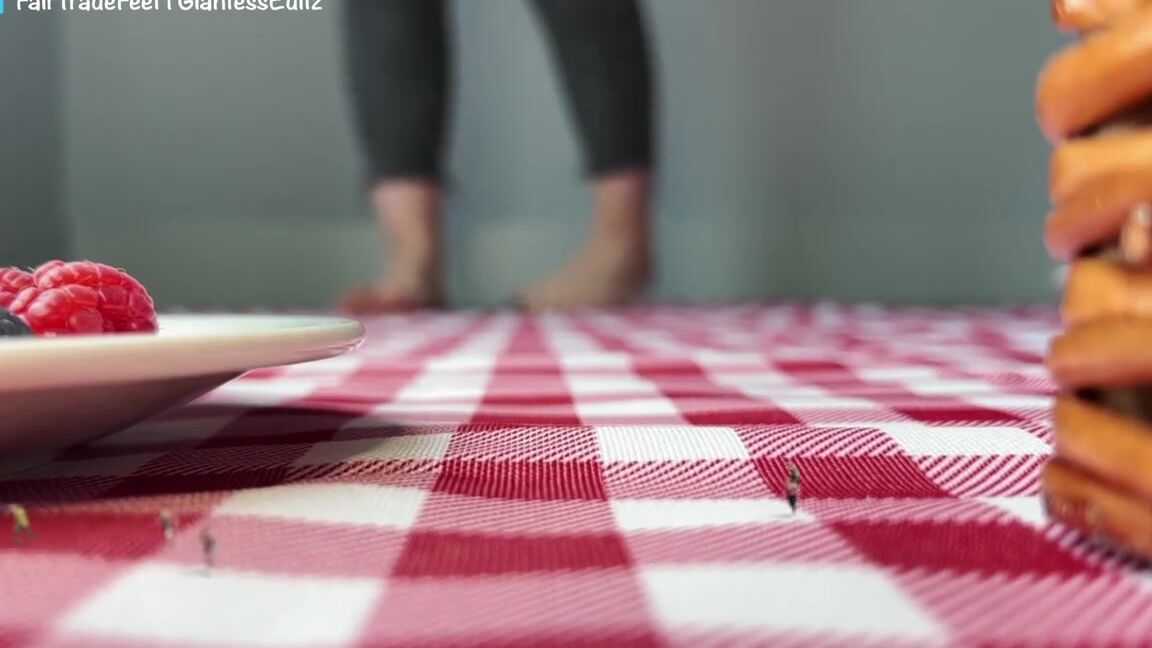 Miss Fair Trade Feet Nicknamed Fairtradefeet Onlyfans 03 12 2024 Великанша Fair Trade Is Having A Picnic Unaware Of Tiny People Around Her Kz