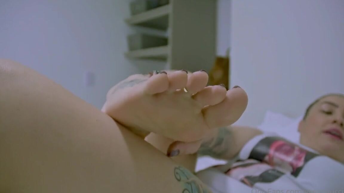 Latinfeetproducciones Nicknamed Latinfeetproduccione 10 11 2022 Onlyfans Video Capitulo 2 Un Dia De Calentura En Casa