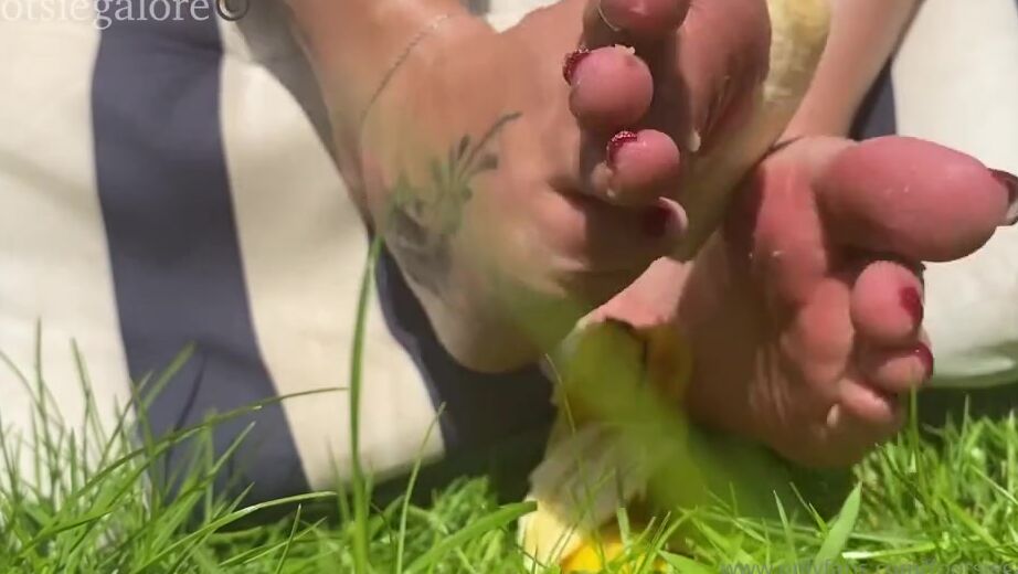 Footsiegalore Onlyfans Getting Messy Peeling A Banana Would You Lick It Off For Jf