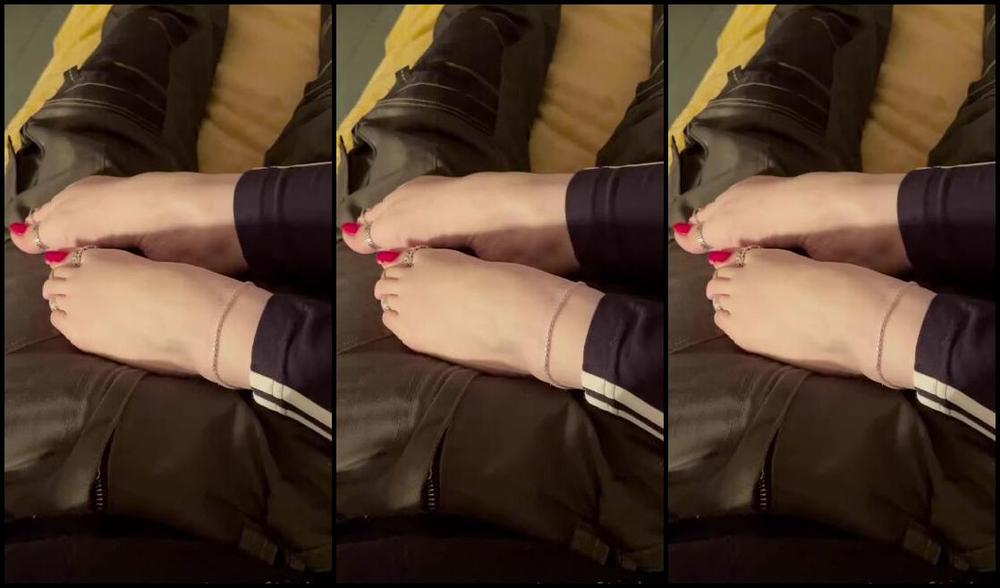 Joeyofarches Nicknamed Joeyofarches Onlyfans My Friend Stopped By After Work And Wanted To See My Feet They Look So Pretty In His Lap Don T