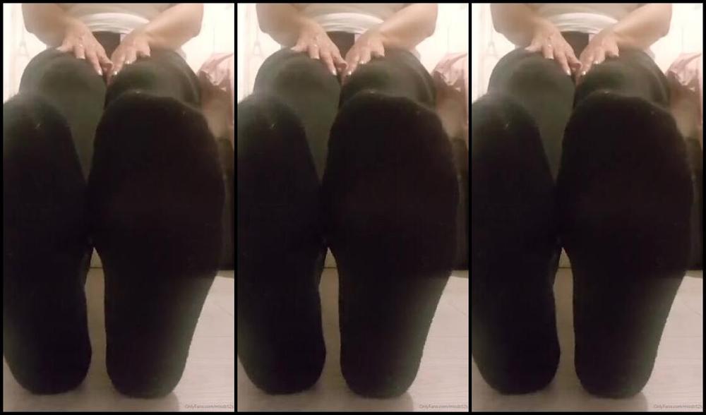 Miss B Nicknamed Missb52S Onlyfans 10 03 2019 After A Hard Run You Worship My Sweaty Feet