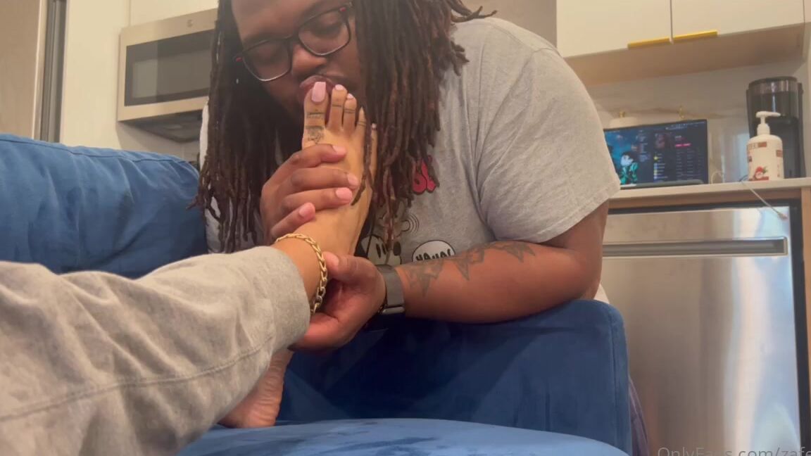 Zafeetllc Onlyfans Couch Potato Getting A Foot Sniff And Worship Dallasfootmodelsent