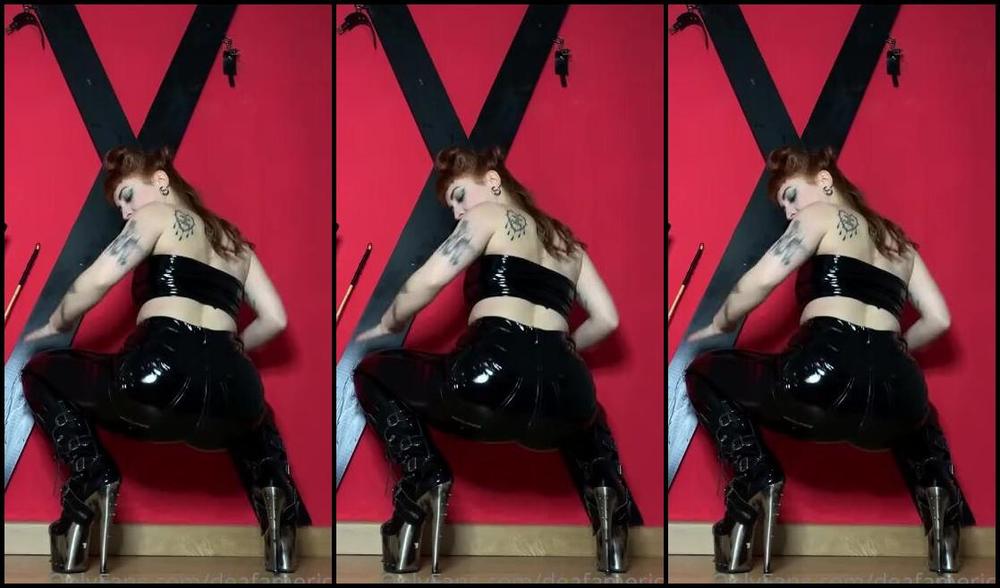Fetish Domina Nicknamed Americafetish Onlyfans 4 Minutos Adorndome En Pantalones De Vinilo Top Y Taconazos Que Hipnotizan Ponte De Rodillas Para
