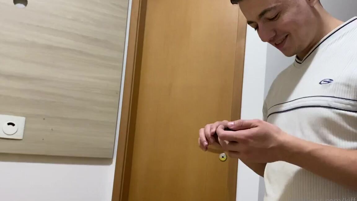 Kiffa Feet Onlyfans Today I Convinced Mrpine To Put Lotion Ony Feet Rubbing His Cockp