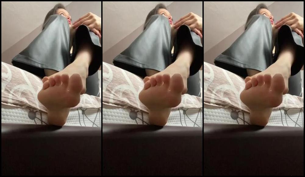 Marta Petarda Nicknamed Itsmartapetarda 12 18 2023 Onlyfans Video I Want To See You Lick My Feet Underneath Me