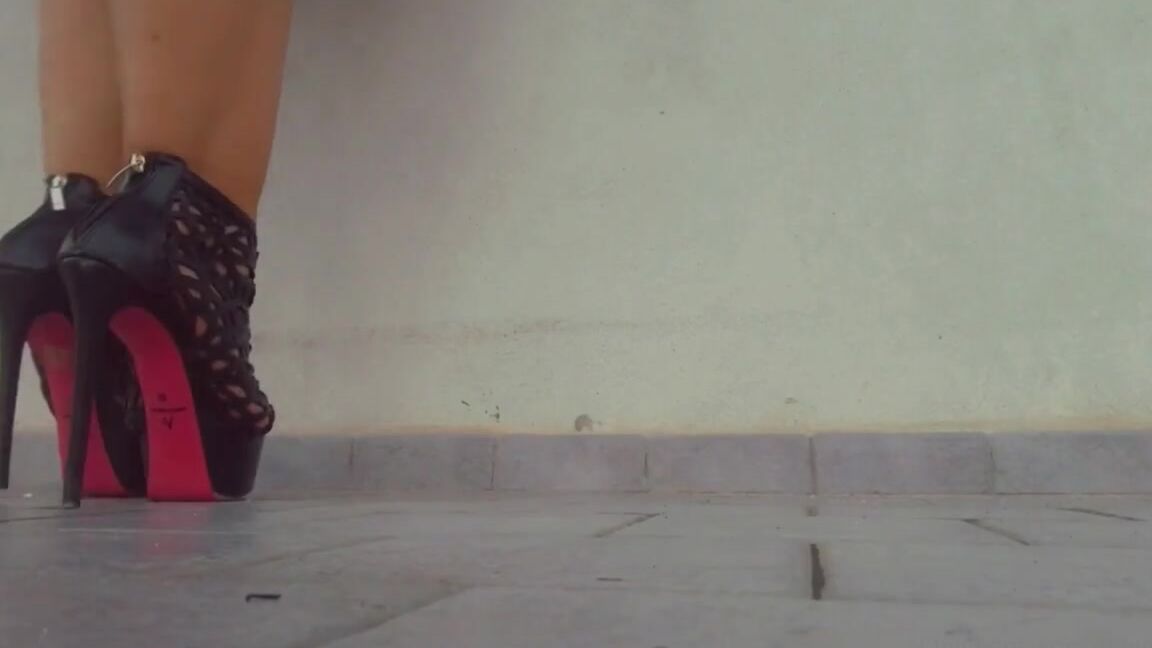 Nikykikka Nicknamed Nikykikka Foot Fetish 07 02 2022 Onlyfans Video Walk And Crush Time