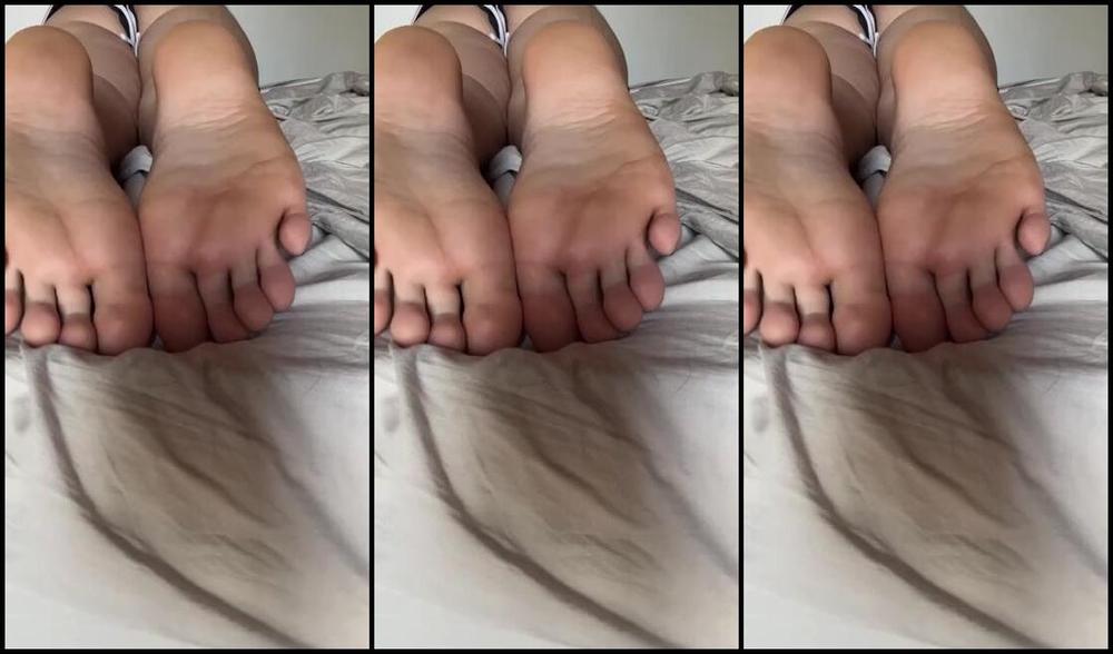 Yourdiamondvip Onlyfans Enjoy Your Saturday With This Soles Video Lying On The Bed