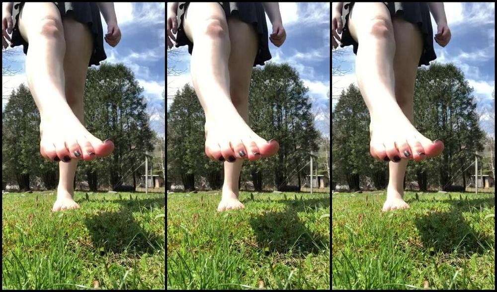 Delilah Nicknamed Footiesfeets Onlyfans Outdoor Short Clip I Ve Missed The Feeling Of Grass Under My Feet My Dog Wanted To Be Included Lol