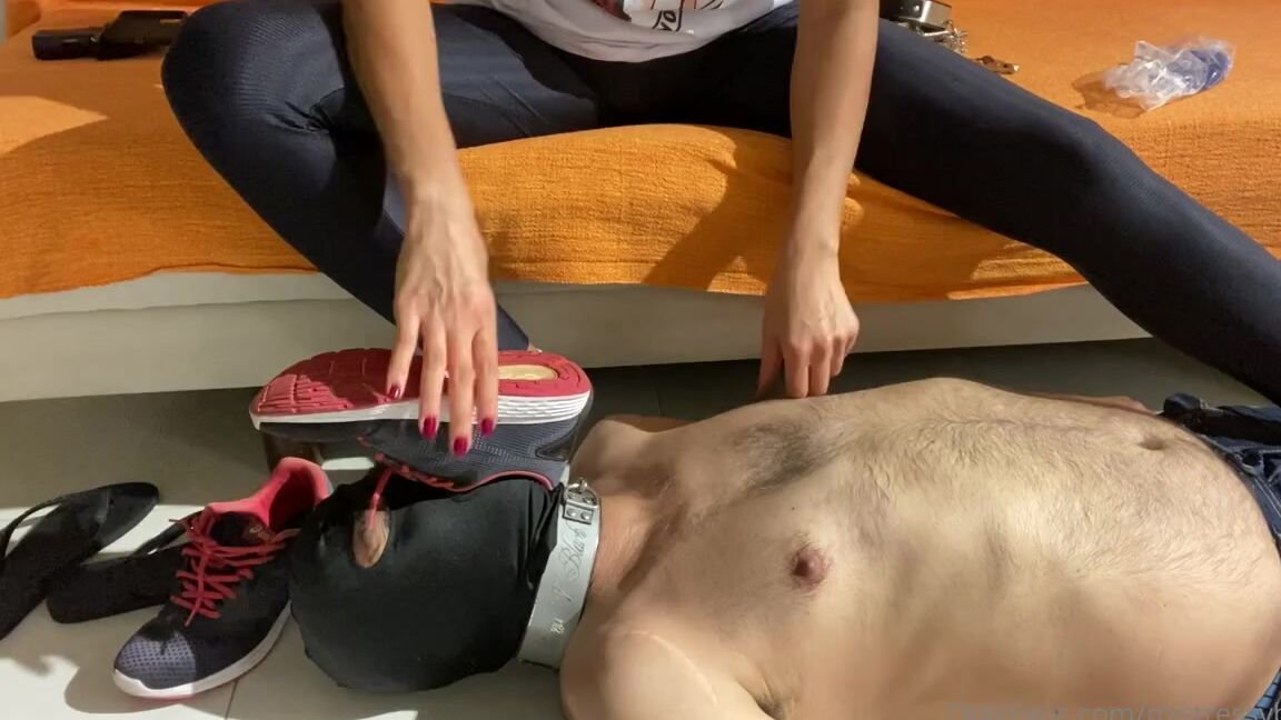 Mistress V Black Nicknamed Mistressvblack Onlyfans Voc Vai Cheirar Os Meus Tnis Depois De Um Treino Pesado You Will Smell My Sneakers After A Hard